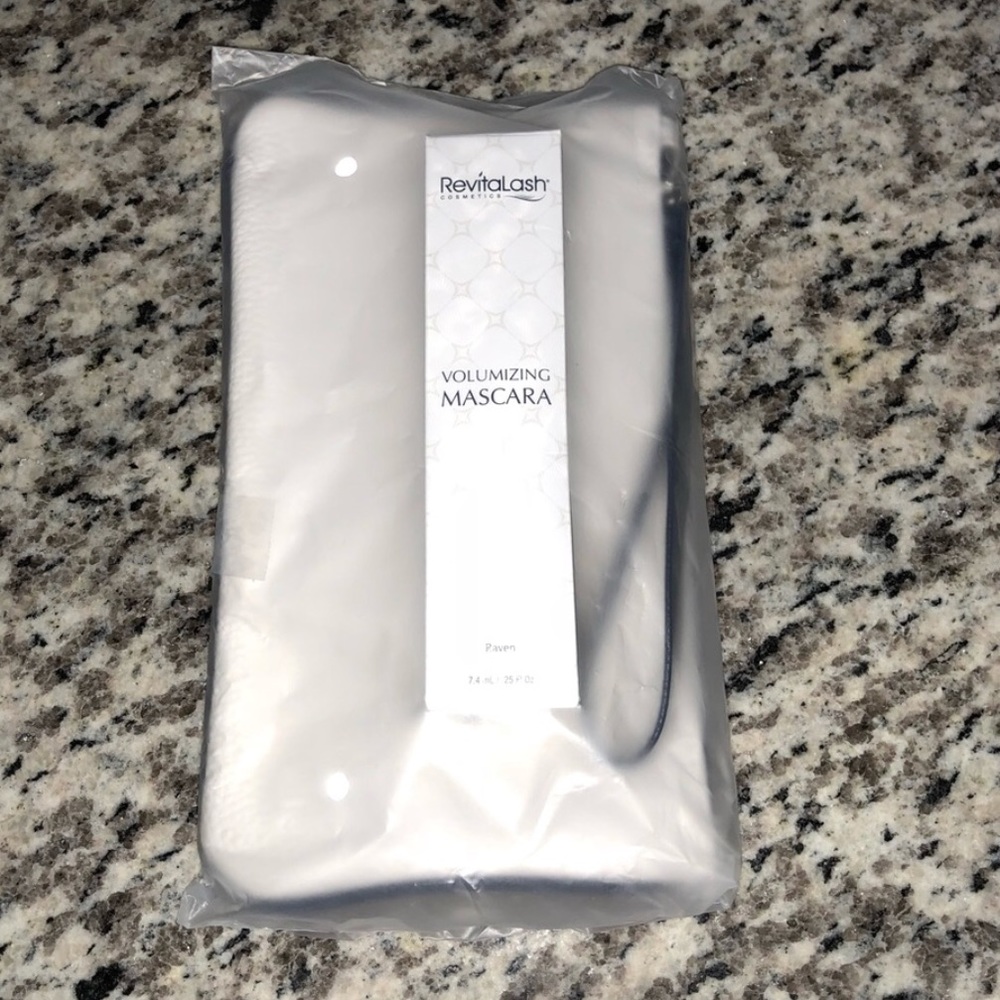 RevitaLash Volumizing Mascara & Signature Bag - Picture 3 of 5